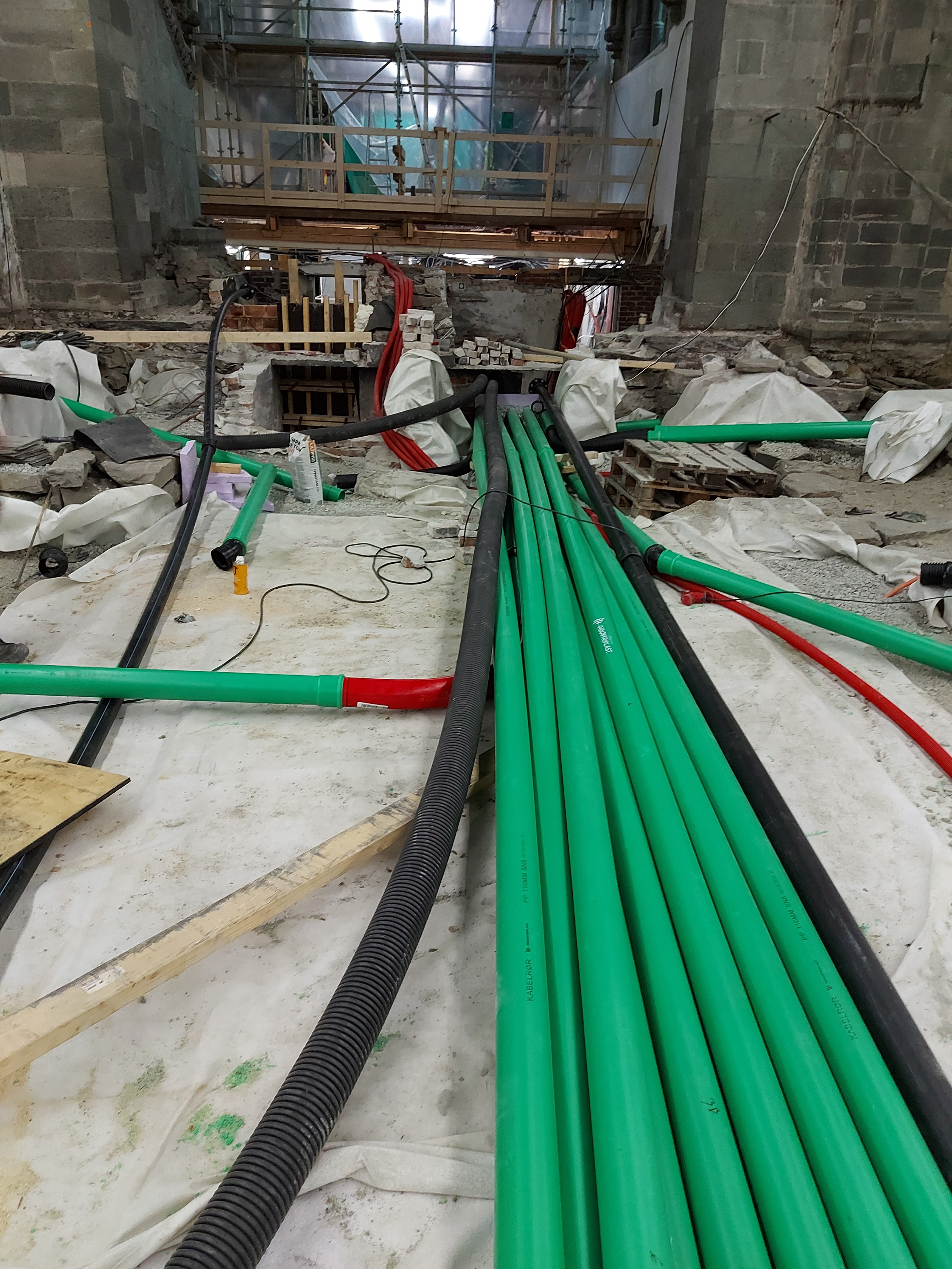 Trekkerør for gulvvarme og radiatorer. En veldig uvanlig leggemetode, men den muliggjør utskifting av rør i et 100 års perspektiv.